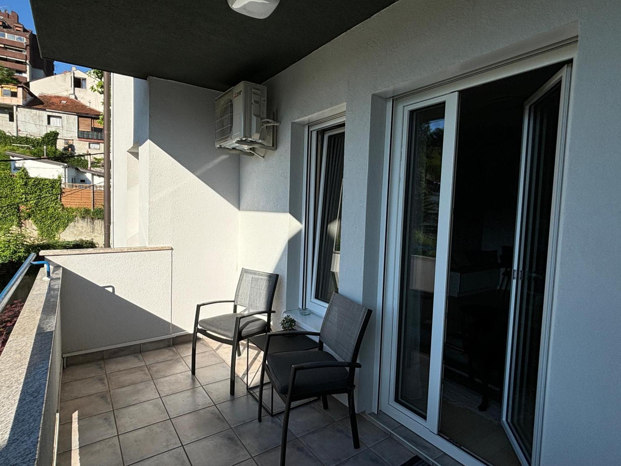 Modern & Charming - Free Private Parking Apartment