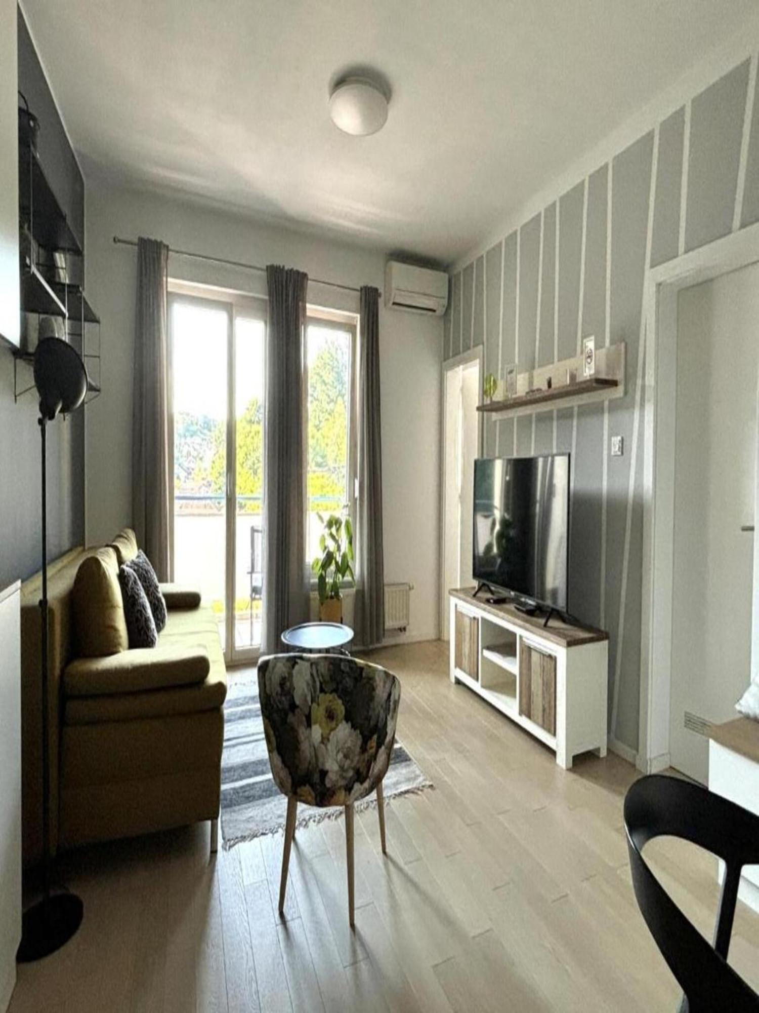 Modern & Charming - Free Private Parking Apartment